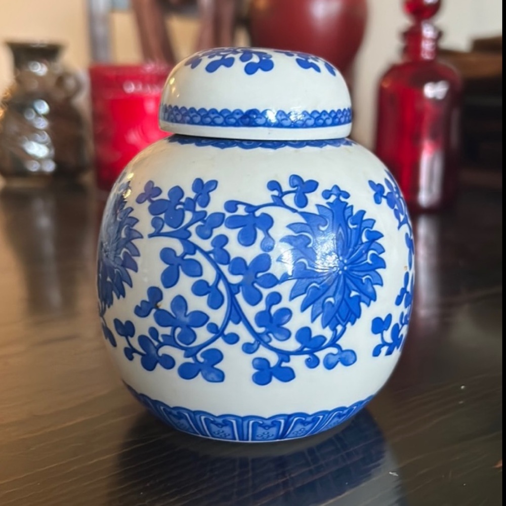 Chinese Chinoiserie Floral Motif Porcelain Ceramic Ginger Jar Blue & White.